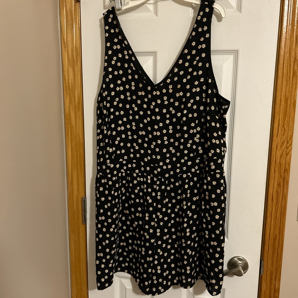 Black & white floral mini romper #floraldress. Zipper closer; forever 21 plus x1
